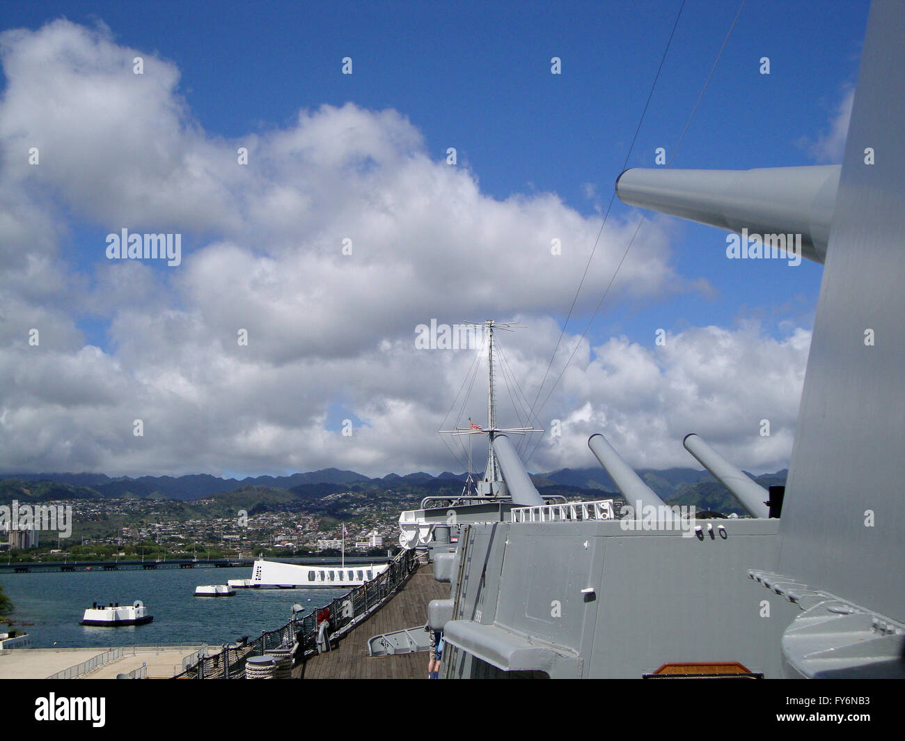 Große Metall-Waffen und Deck auf der historischen Schlachtschiff USS Missouri in Pearl Harbor mit dem Arizona Memorial vi Ausschau Stockfoto