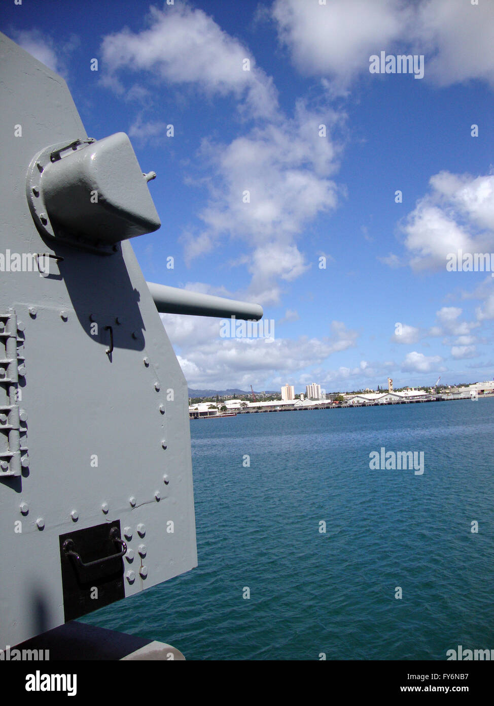 Große Metall Geschütze auf der historischen USS Missouri Blick auf Pearl Harbor auf Oahu, Hawaii. Stockfoto