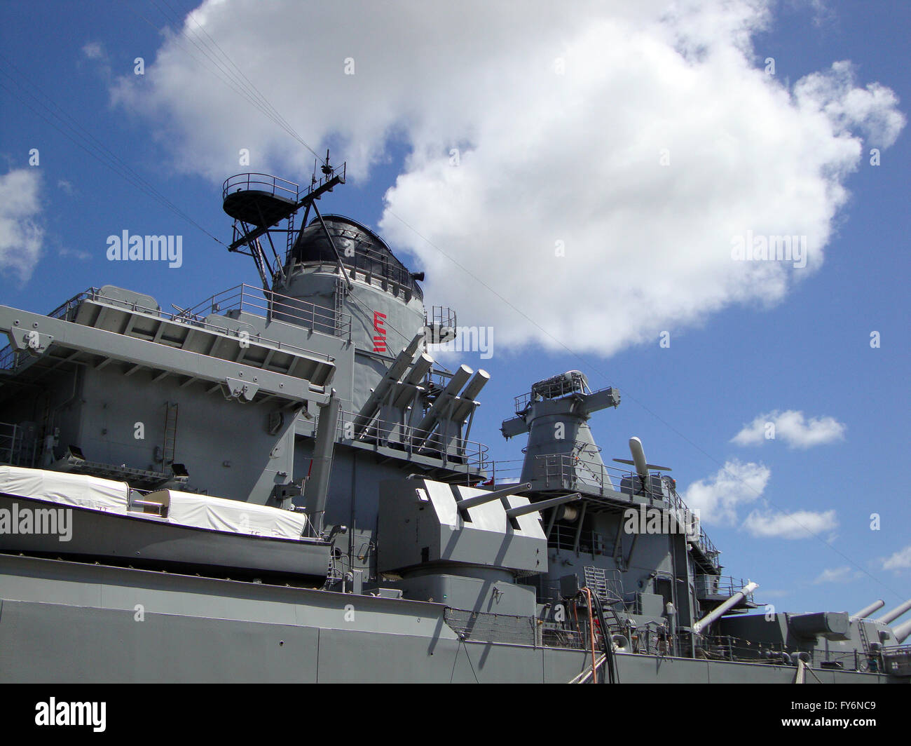 Historischen USS Missouri Guns, Radar und Satelliten Türme mittschiffs angedockt in Pearl Harbor auf Oahu, Hawaii. Stockfoto