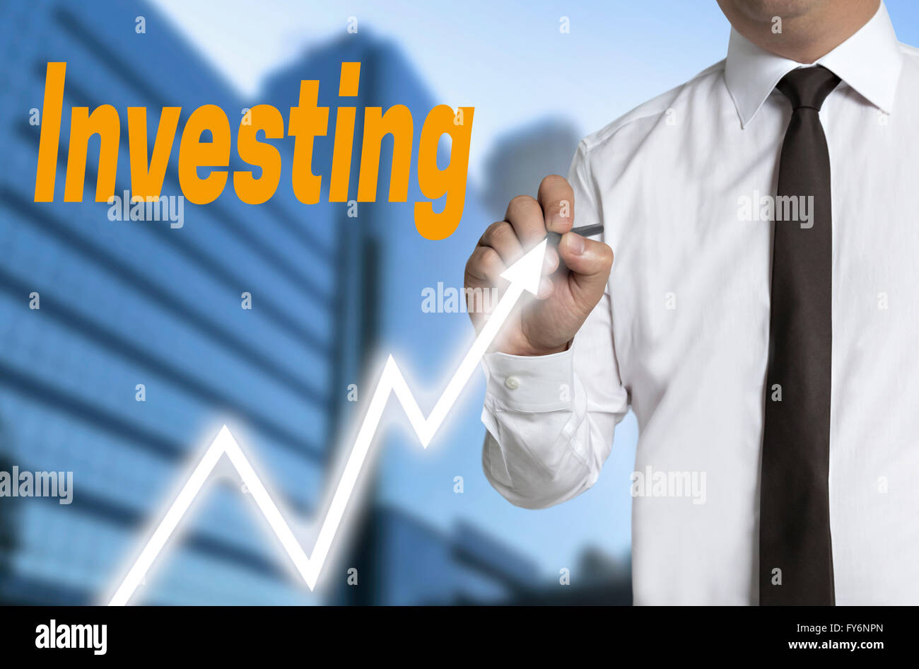 investieren Händler zieht Marktpreis auf Touchscreen. Stockfoto