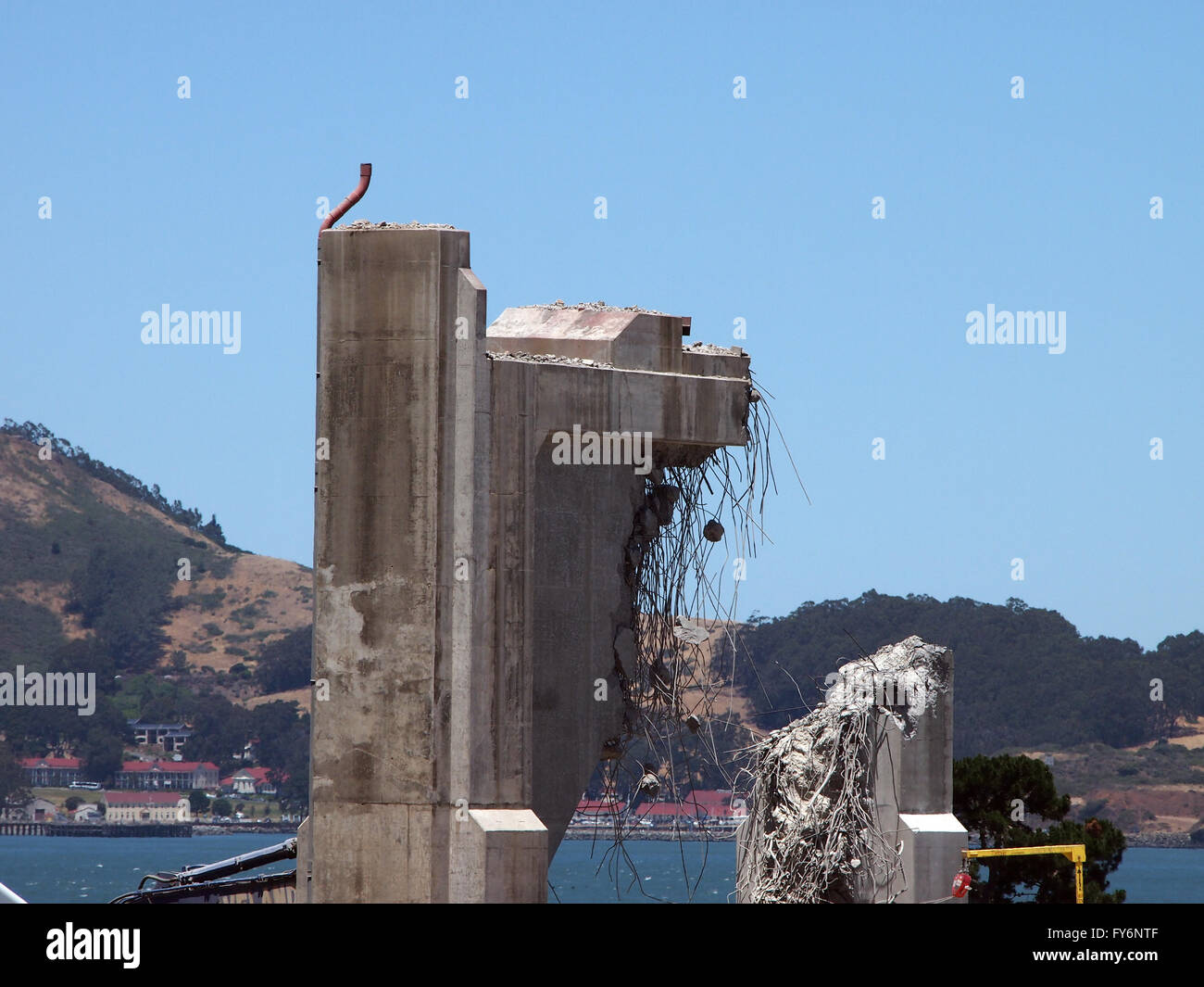 die Hälfte zerstört gebrochen Support für konkrete Highway mit Metalldrähten hängen in der Luft und San Francisco Bay, Marin in der Ferne. Stockfoto