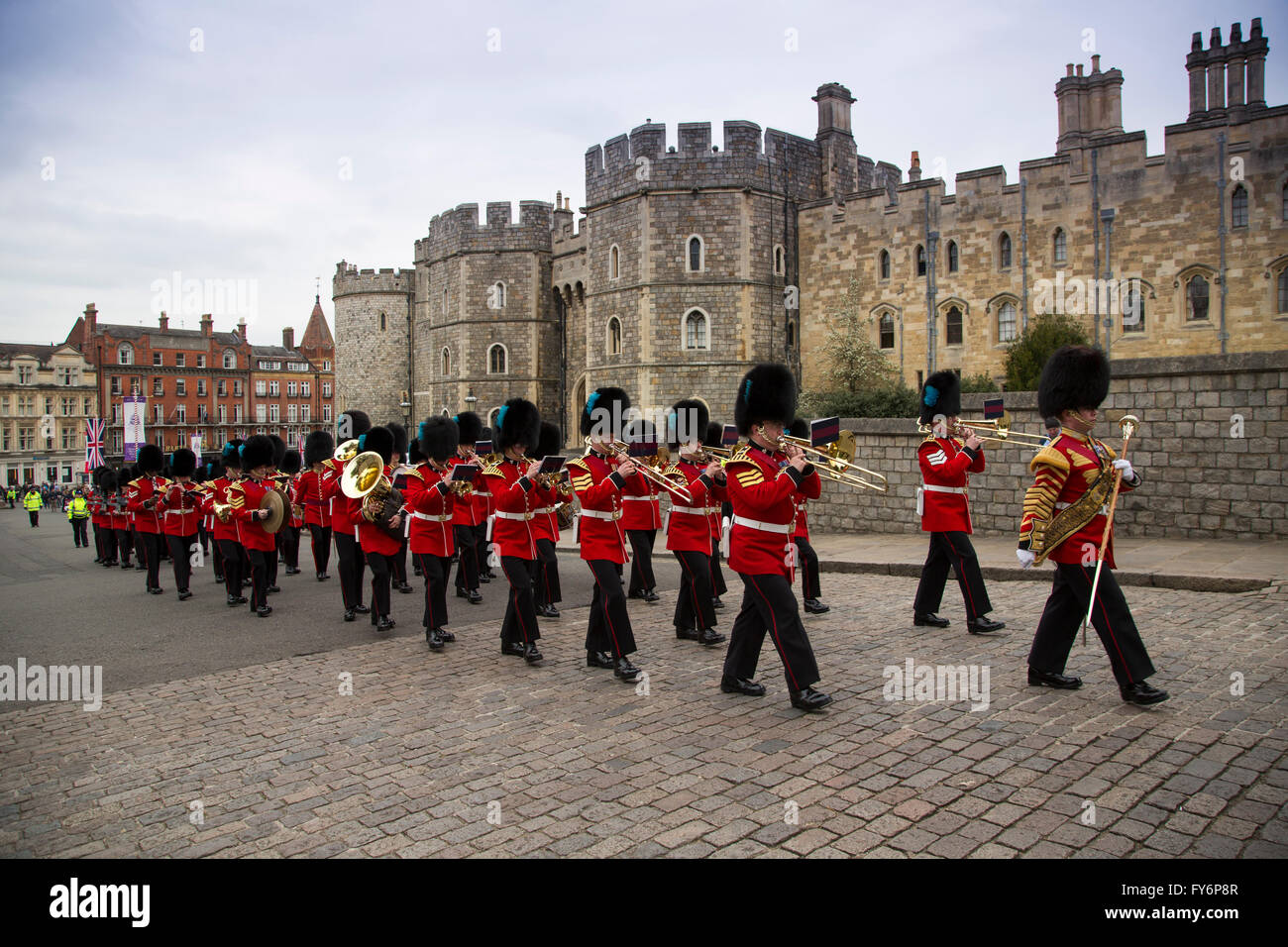 Die Band der Irish Guards führen das 1. Bataillon des Coldstream Guards vorbei Henry VIII Tore von Windsor Castle Stockfoto