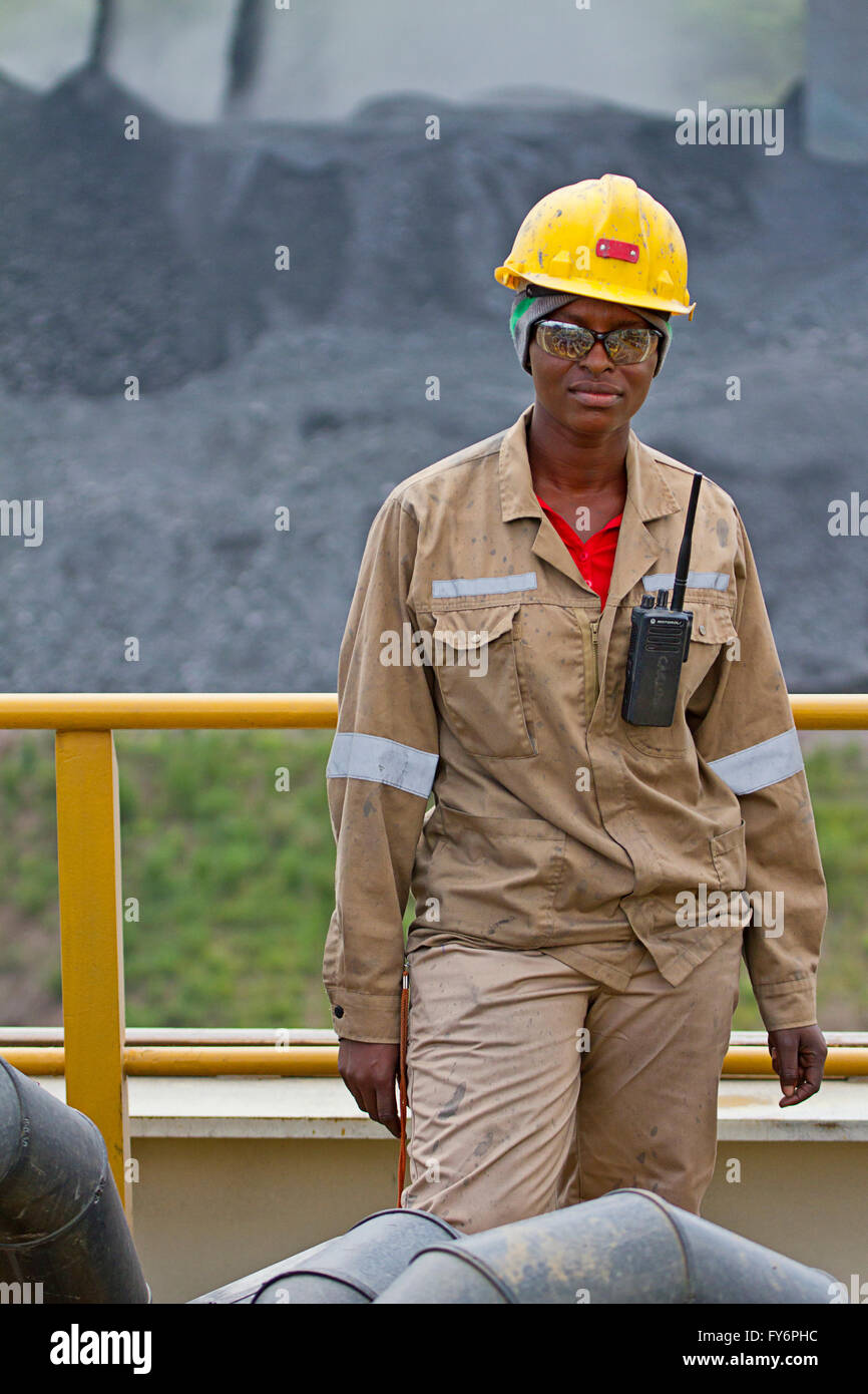 Weibliche sambischen mine Engineer bei ersten Quantum Sentinel Pflanze - Trident, Afrika Stockfoto