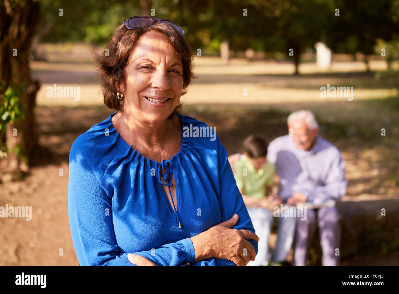 Großeltern, Enkel erziehen: ältere Frau und Alter Mann verbringt Zeit mit ihr Enkelkind im Park. Den alten Menschen zu helfen die p Stockfoto
