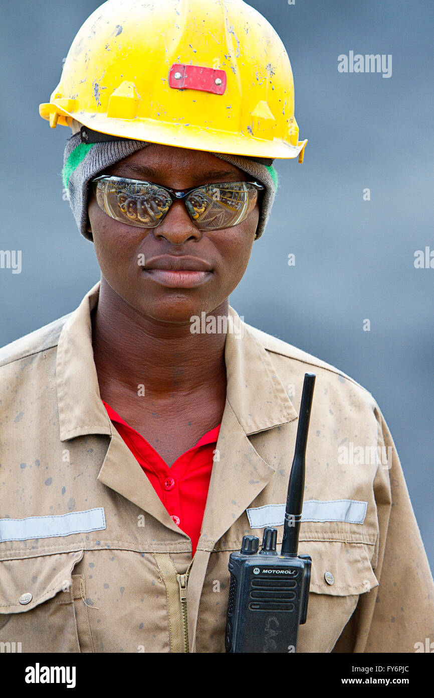 Sambische weiblich mine Engineer bei ersten Quantum Sentinel Pflanze - Trident Stockfoto
