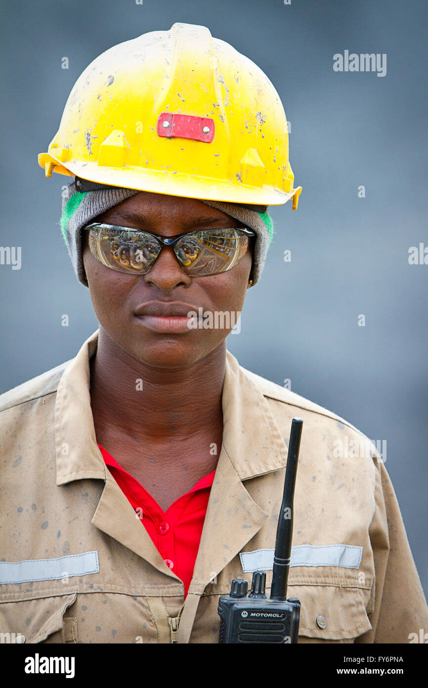 Weibliche sambischen mine Engineer bei ersten Quantum Sentinel Pflanze - Trident Stockfoto