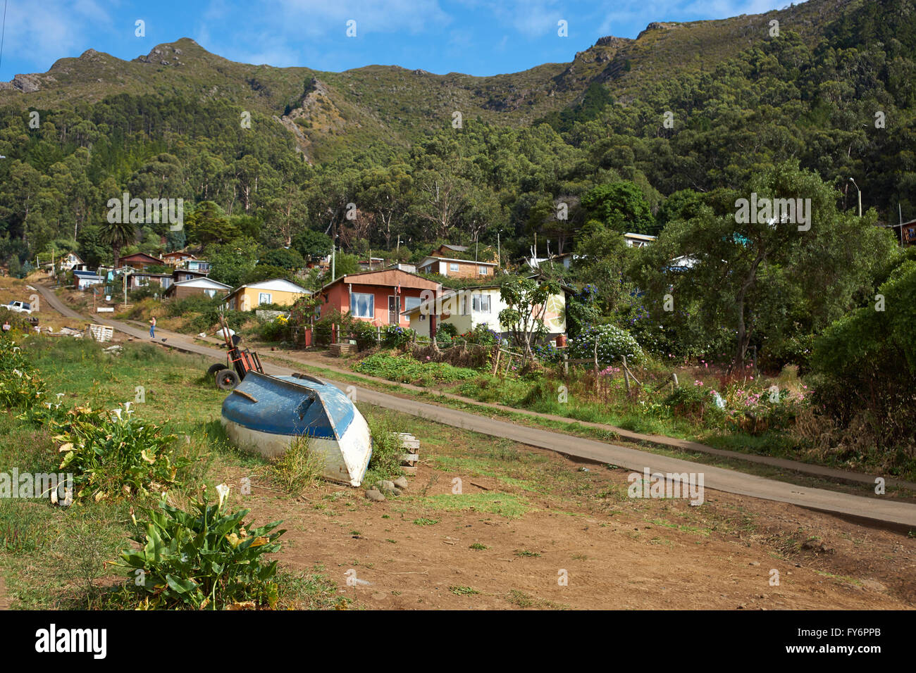 Straße in die kleine Stadt San Juan Bautista auf der Robinson Crusoe Insel, einer der drei Hauptinseln, aus denen die Juan-Fernández-Inseln Stockfoto