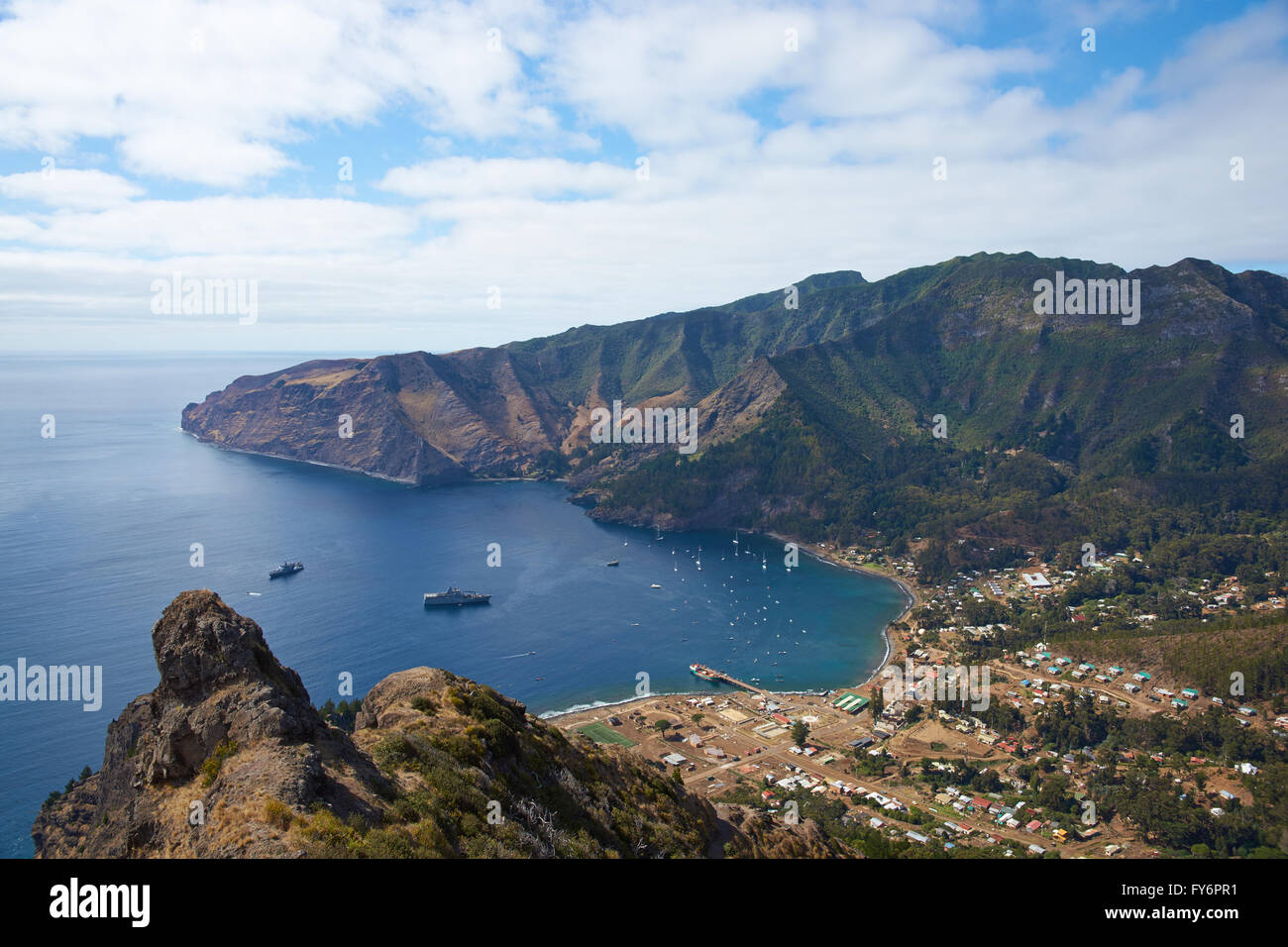 Cumberland Bay und die Stadt San Juan Bautista auf der Robinson Crusoe Insel. Stockfoto