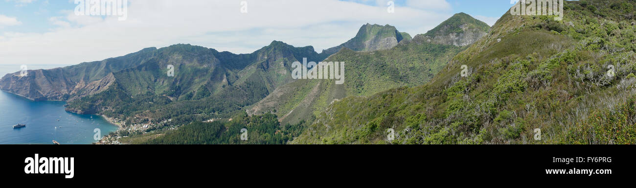 Cumberland Bay und die Stadt San Juan Bautista auf der Robinson Crusoe Insel. Stockfoto