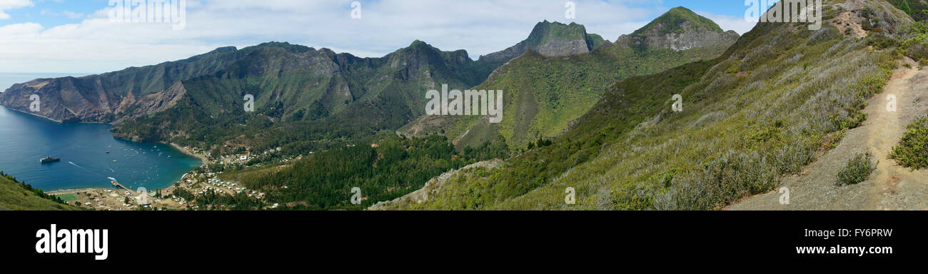 Cumberland Bay und die Stadt San Juan Bautista auf der Robinson Crusoe Insel. Stockfoto
