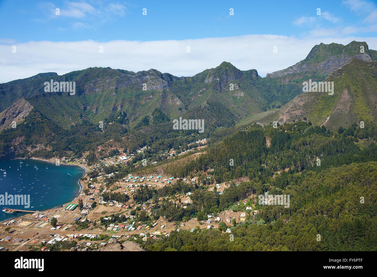 Cumberland Bay und die Stadt San Juan Bautista auf der Robinson Crusoe Insel. Stockfoto