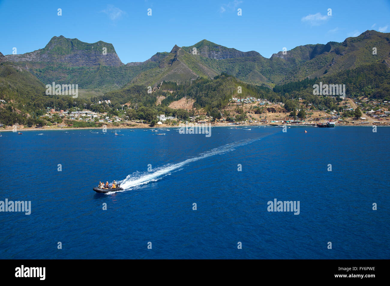 Cumberland Bay und die kleine Stadt San Juan Bautista auf der Robinson Crusoe Insel, einer der drei Hauptinseln, aus denen die Juan-Fernández-Inseln. Stockfoto