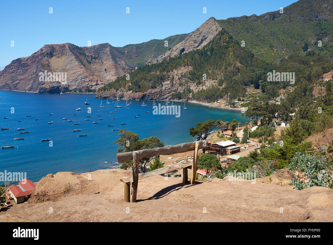 Cumberland Bay und die Stadt San Juan Bautista auf der Robinson Crusoe Insel, einer der drei Hauptinseln, aus denen die Juan-Fernández-Inseln Stockfoto