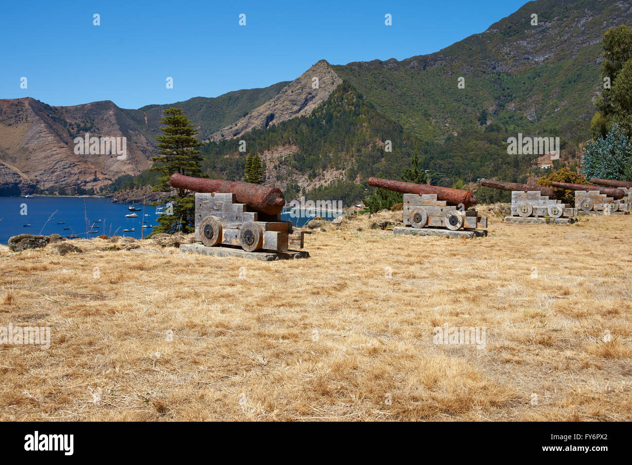 Historische spanische Festung mit Blick auf Cumberland Bay und die Stadt San Juan Bautista auf der Robinson Crusoe Insel. Stockfoto