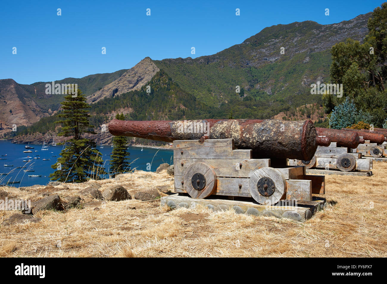 Historische spanische Festung mit Blick auf Cumberland Bay und die Stadt San Juan Bautista auf der Robinson Crusoe Insel. Stockfoto