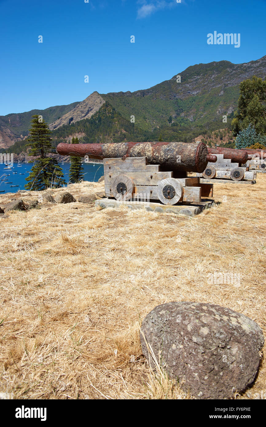 Historische spanische Festung mit Blick auf Cumberland Bay und die Stadt San Juan Bautista auf der Robinson Crusoe Insel. Stockfoto