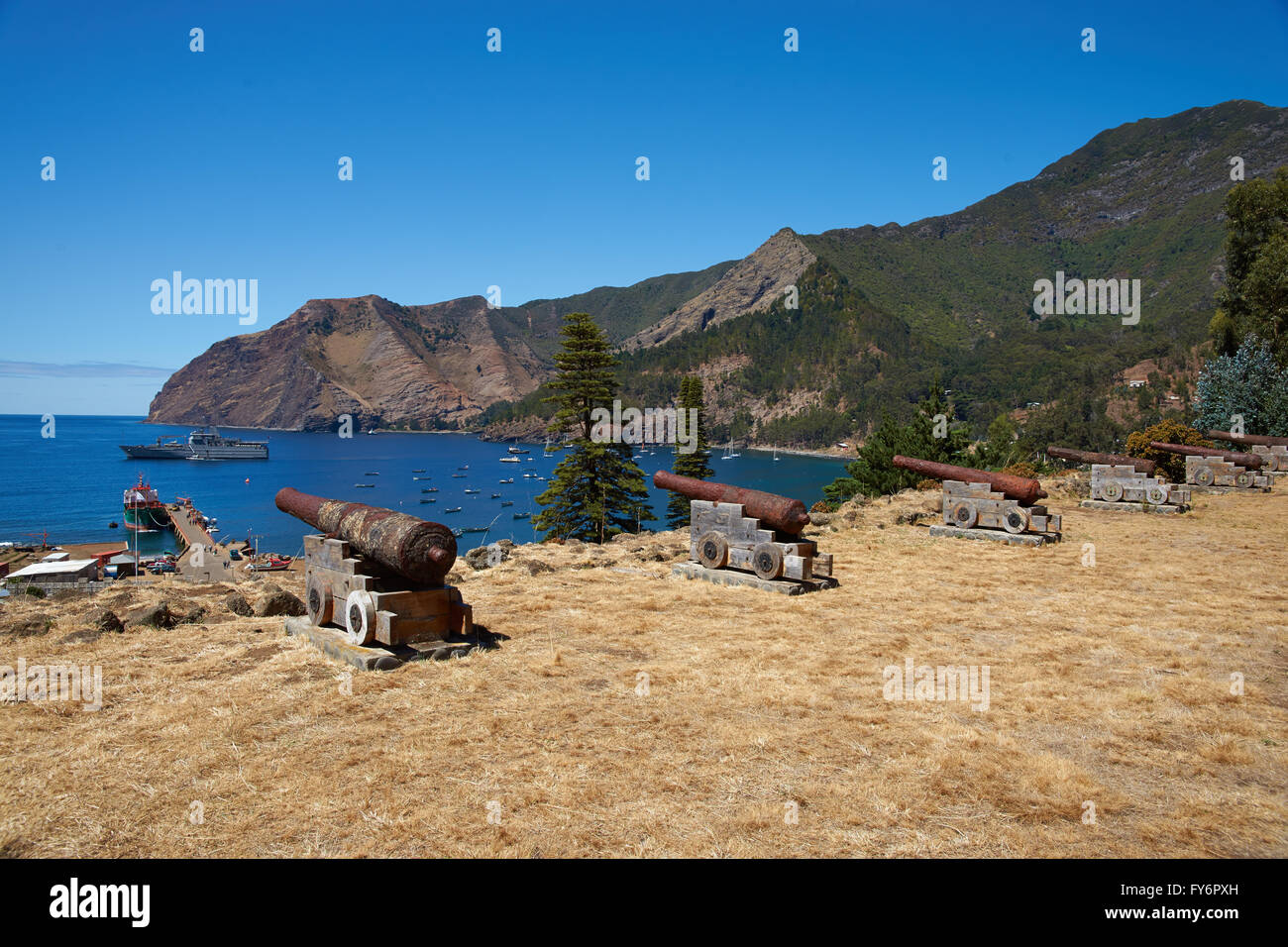 Historische spanische Festung mit Blick auf Cumberland Bay und die Stadt San Juan Bautista auf der Robinson Crusoe Insel. Stockfoto