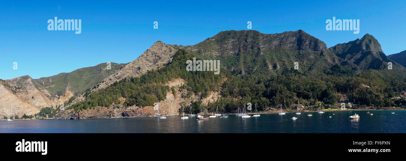 Panoramablick auf Cumberland Bay und die Stadt San Juan Bautista auf der Robinson Crusoe Insel, eine der Inseln, aus denen die Juan-Fernández-Inseln Stockfoto