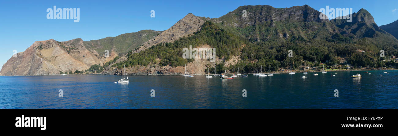 Panoramablick auf Cumberland Bay und die Stadt San Juan Bautista auf der Robinson Crusoe Insel, eine der Inseln, aus denen die Juan-Fernández-Inseln Stockfoto