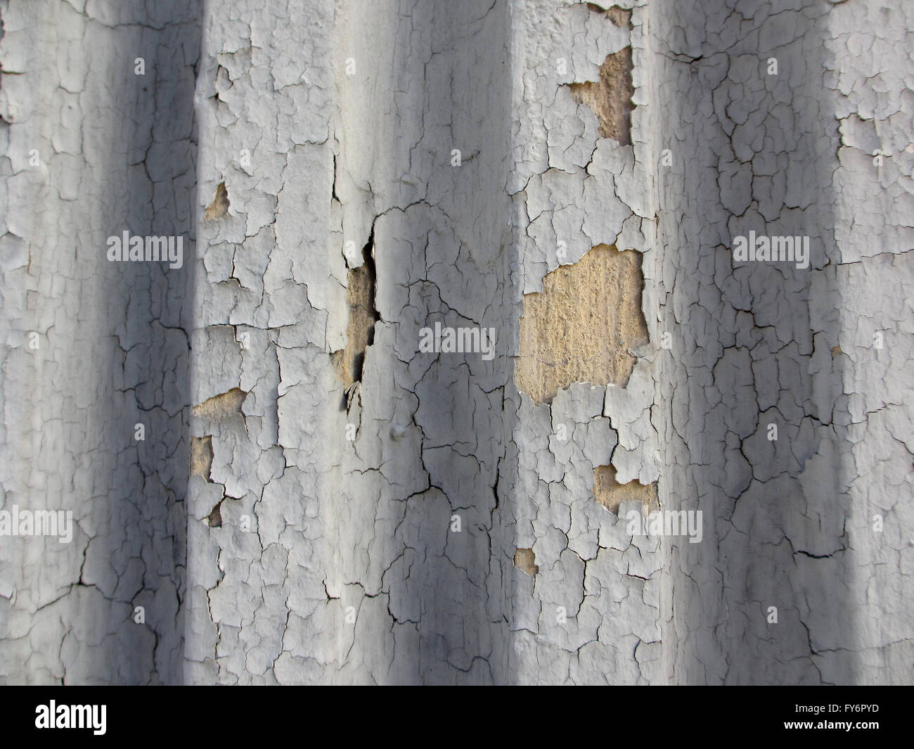 Graue Farbe auf gerillten Wand zeigt die Oberfläche unter zu knacken. Stockfoto