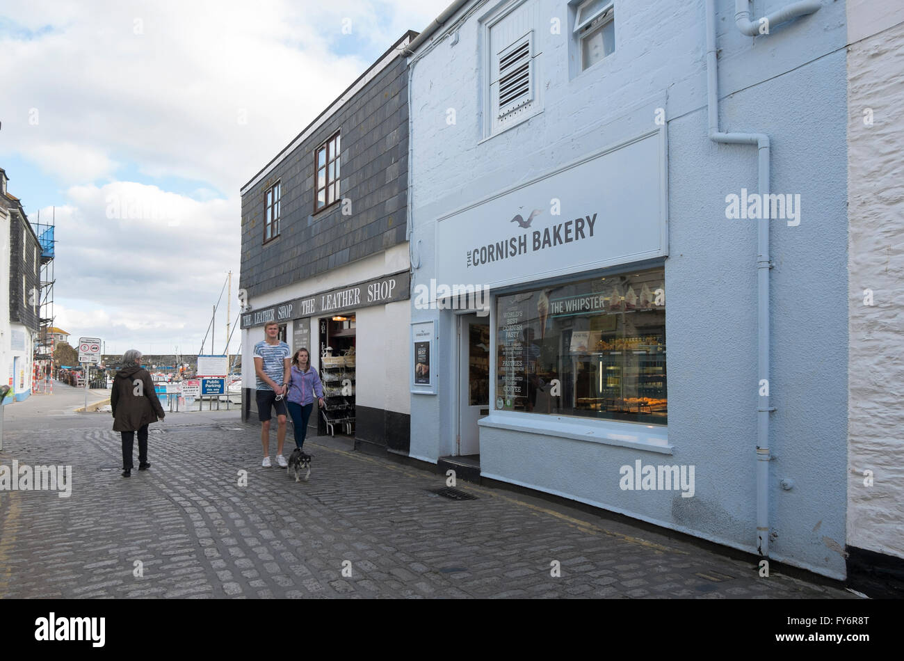 Straßen und Geschäfte in der Fischerei Dorf Mevagissey, Cornwall, UK Stockfoto