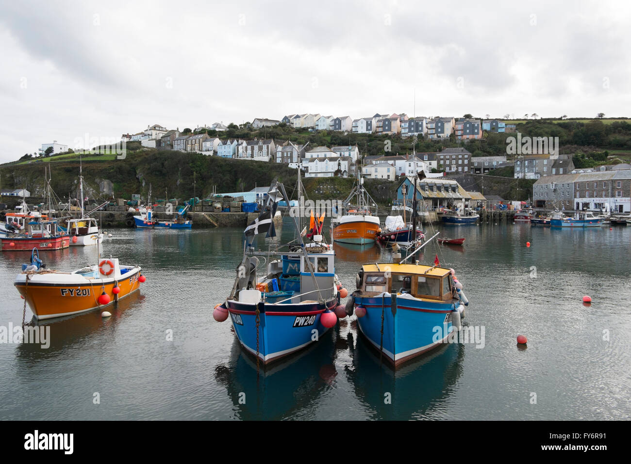 Angel- und Segelboote im Hafen von Mevagissey, Cornwall, UK Stockfoto