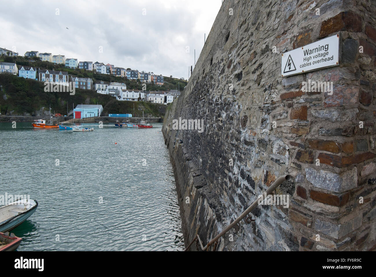 Angel- und Segelboote im Hafen von Mevagissey, Cornwall, UK Stockfoto