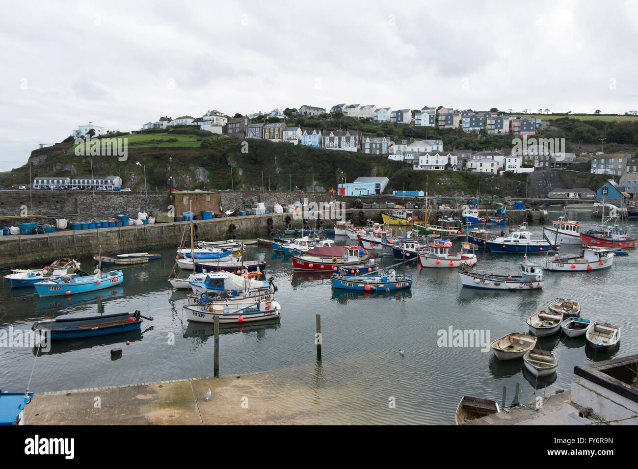 Angel- und Segelboote im Hafen von Mevagissey, Cornwall, UK Stockfoto