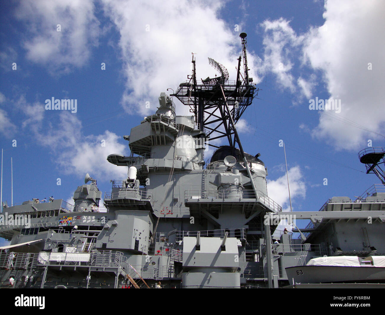 USS Missouri Radar- und Satellitenbilder Türme mittschiffs auf Oahu, Hawaii Stockfoto