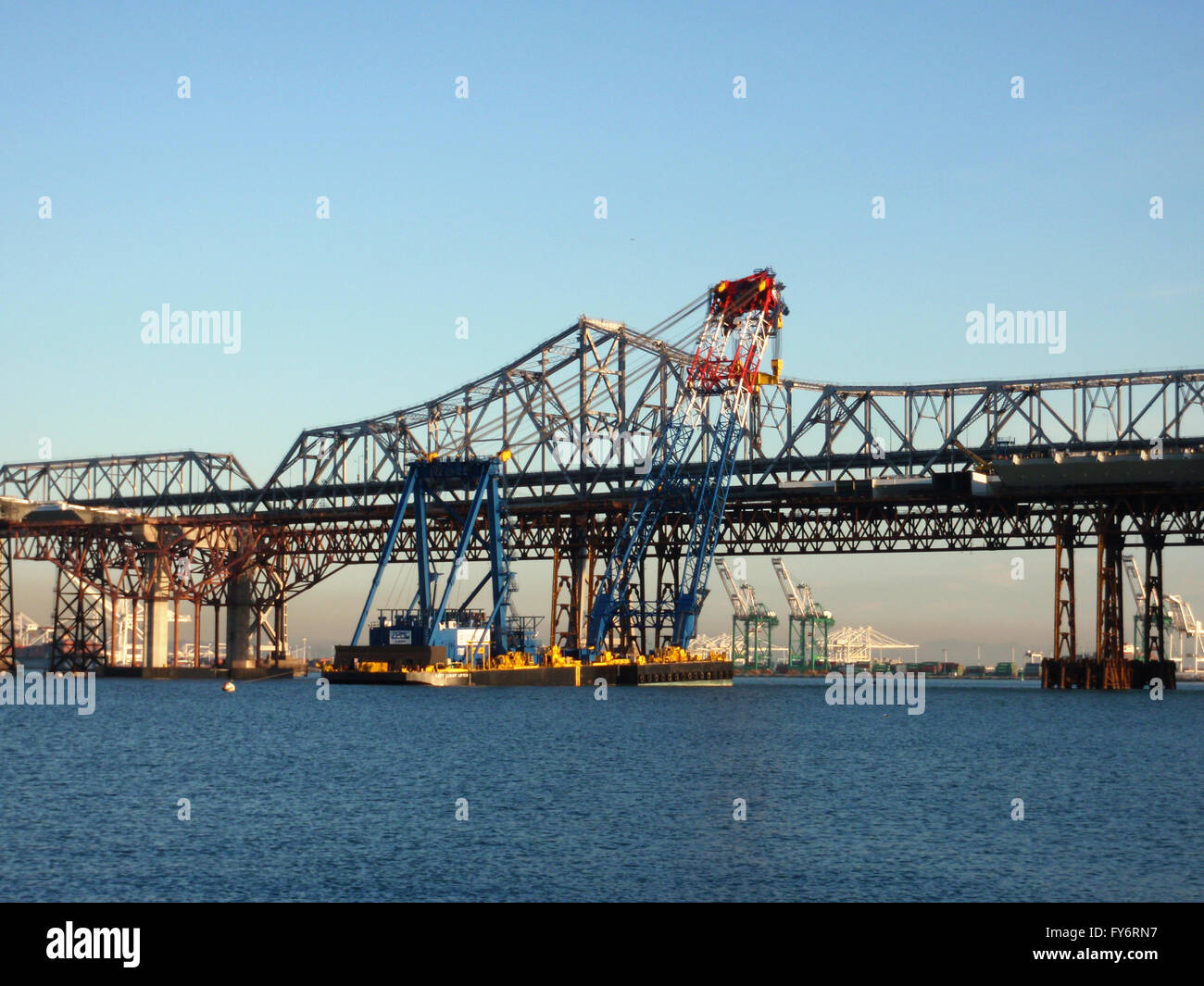 Großkran auf Kahn hebt Abschnitt der Bay Bridge in San Francisco Bay, Kalifornien einrasten Stockfoto