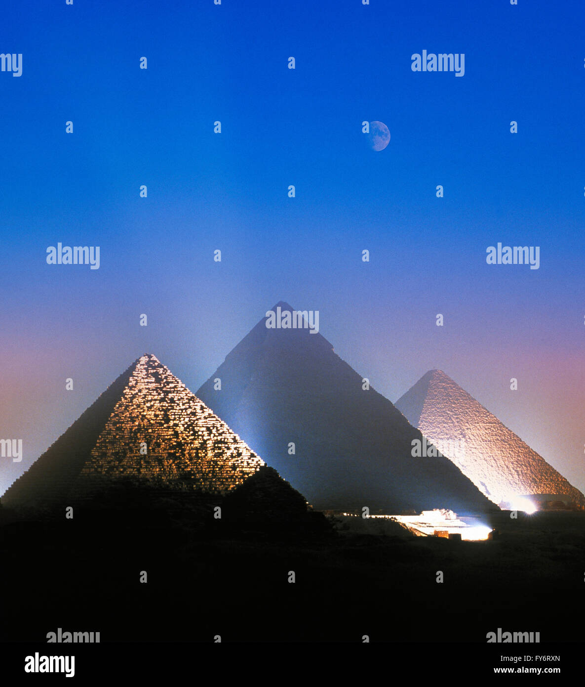 Mond über den beleuchteten Pyramiden von Gizeh, Kairo, Ägypten Stockfoto