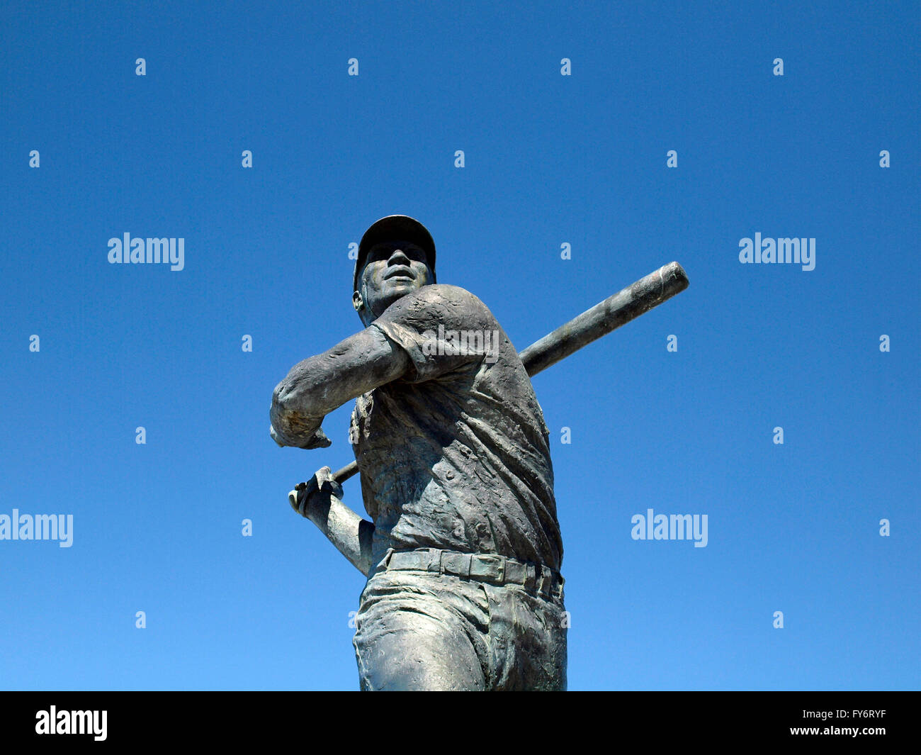 Nahaufnahme der Statue von Baseball-Legende Willie McCovey in San Francisco, Kalifornien, an einem klaren Tag. Stockfoto