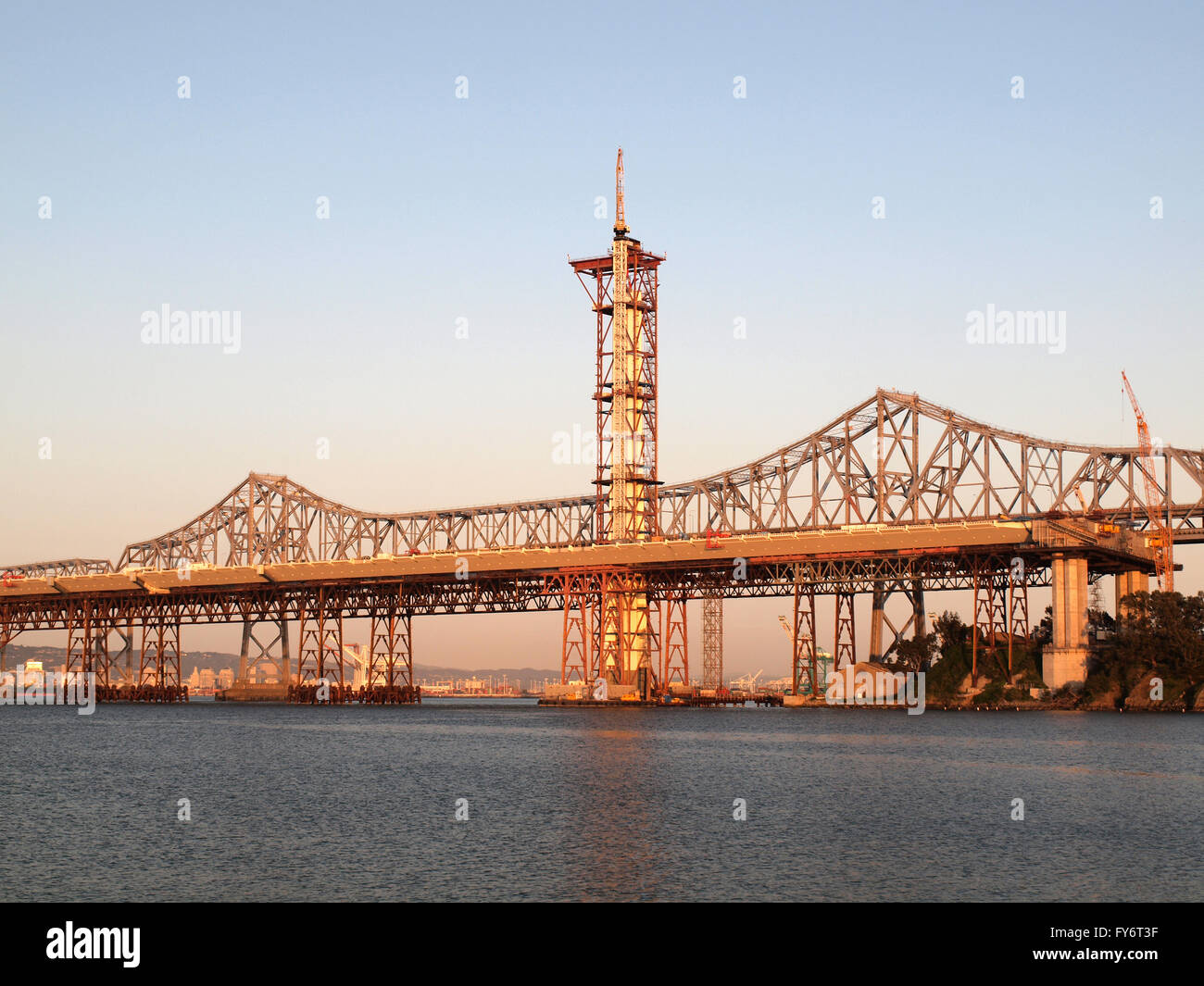 Halbfertig neue Bay Bridge Tower in der Abenddämmerung in der Nähe von San Francisco, Kalifornien Stockfoto