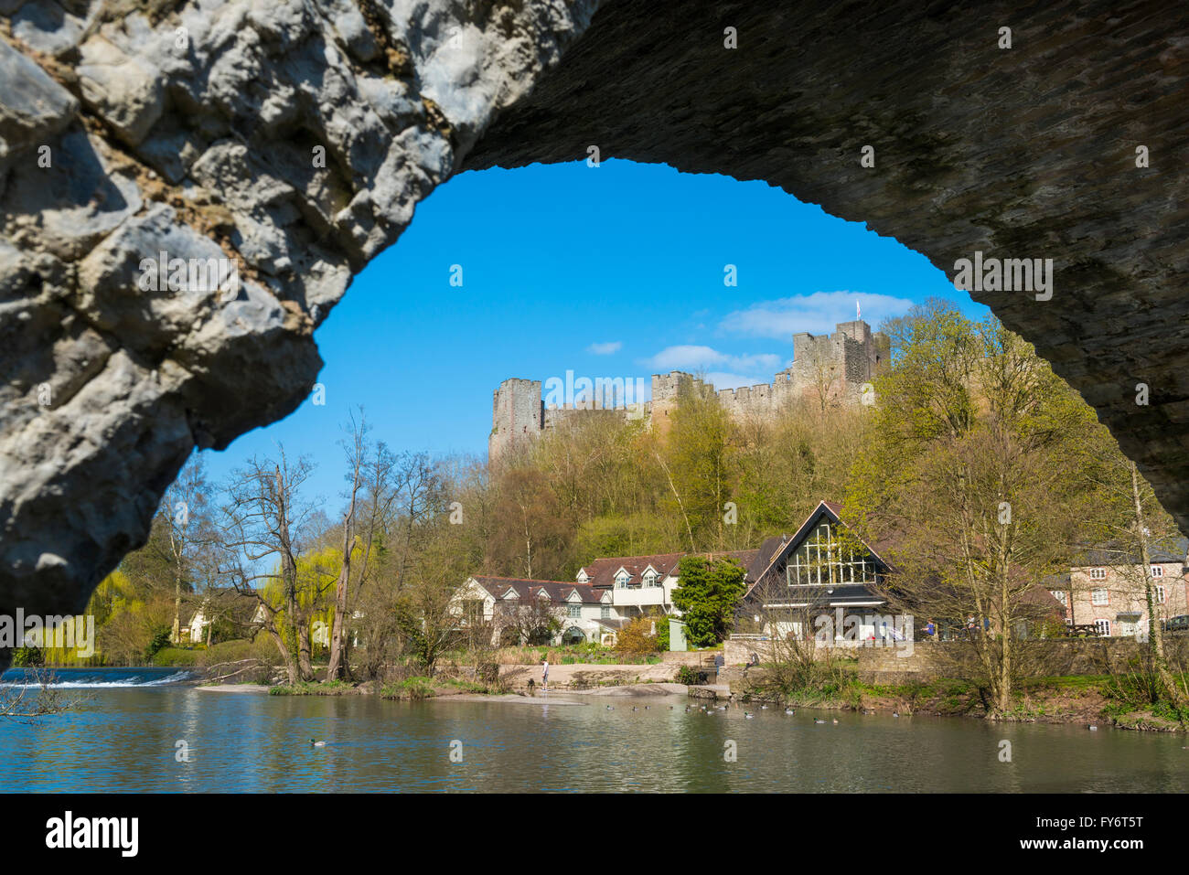 Ludlow Castle durch einen Bogen von Dinham Brücke, Shropshire, England, UK. Stockfoto