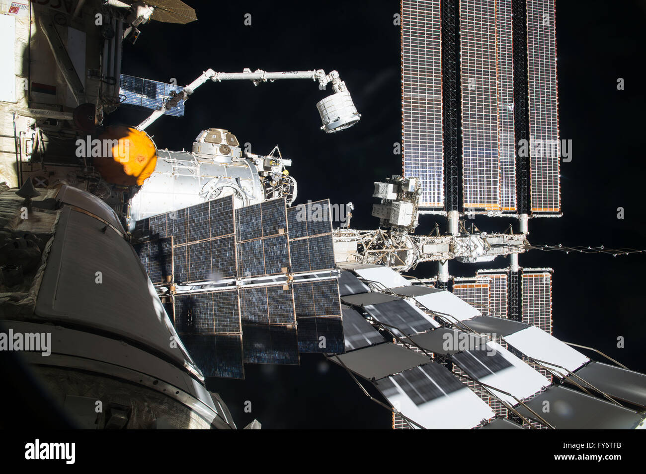 ISS-Astronauten verwenden Roboter Canadarm2 der Bigelow erweiterbare Modul in Position zu bewegen, wie es 16. April 2016 in der Erdumlaufbahn installiert ist. Das experimentelle erweiterbare Modul war das achtern Hafen der Ruhe-Modul befestigt. Stockfoto