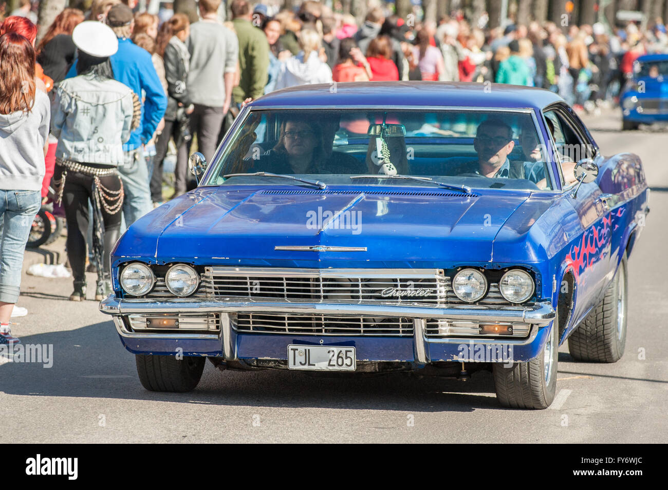 Traditionelle Oldtimer-Parade feiert den Frühling am Maifeiertag in Norrköping, Schweden. Stockfoto