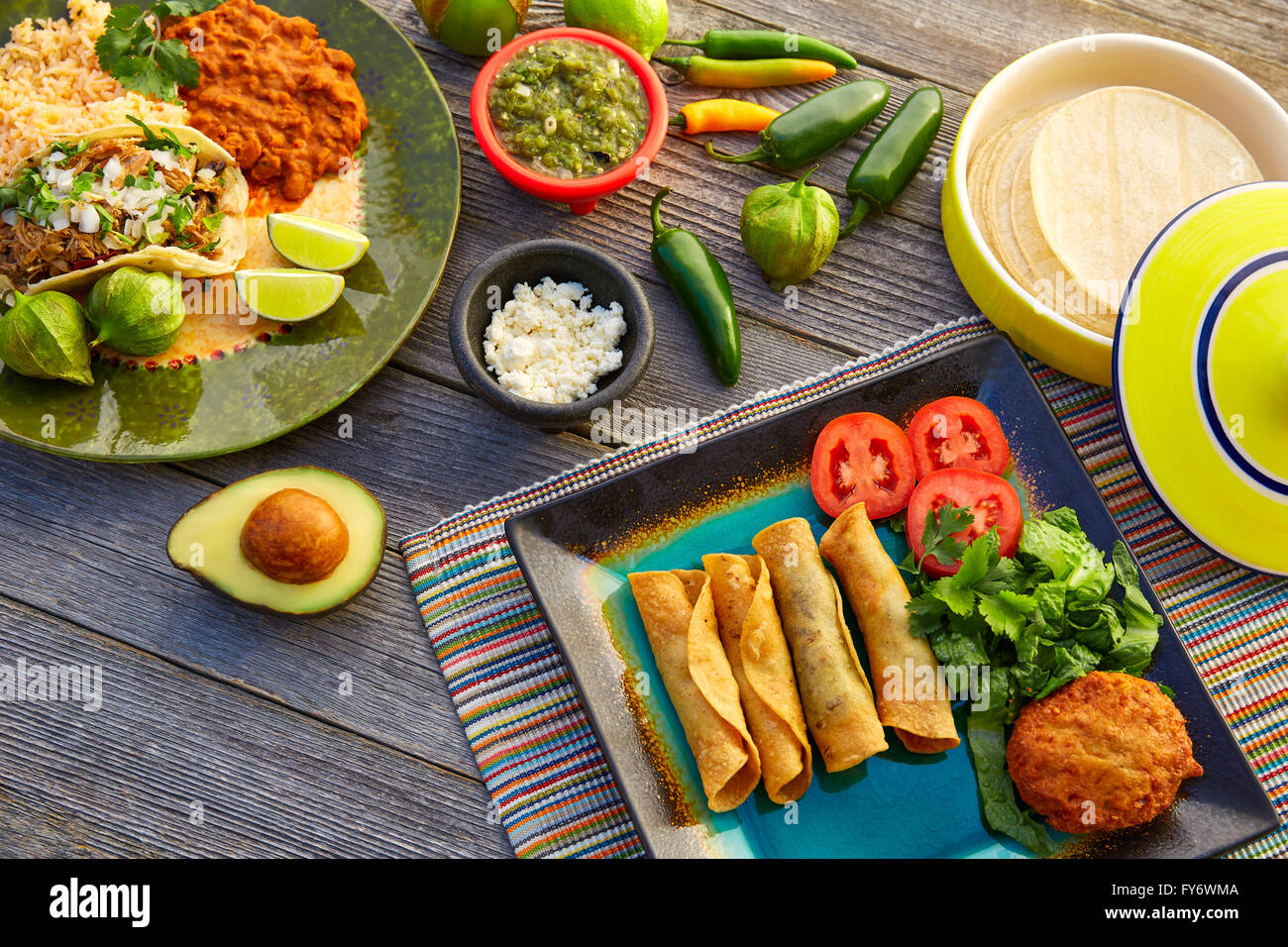 Mexikanische Carnitas Tacos mit Flautas aus Mexiko Lebensmittelzutaten Stockfoto