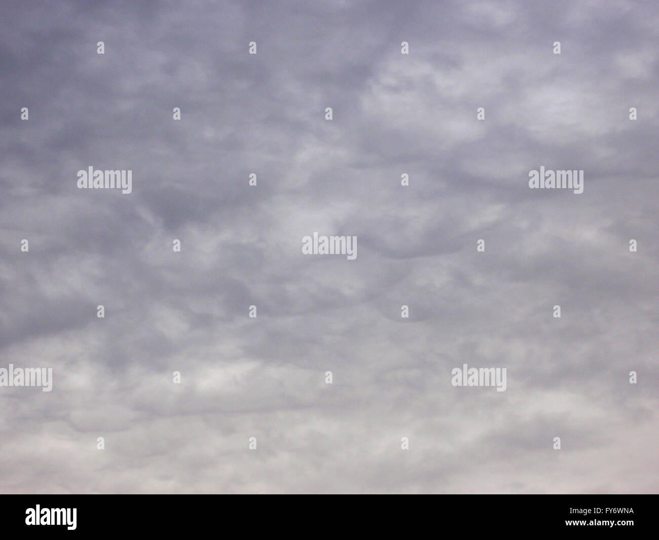Swirly Wolken schweben über Kopf machen dramatische Linien Stockfoto