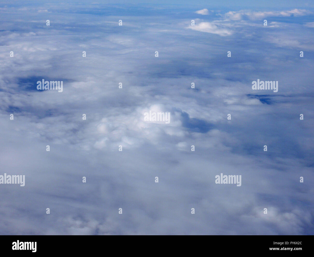 schwebende oben und oben auf flauschige kurvige swirly Wolken so weit das Auge sehen kann Stockfoto