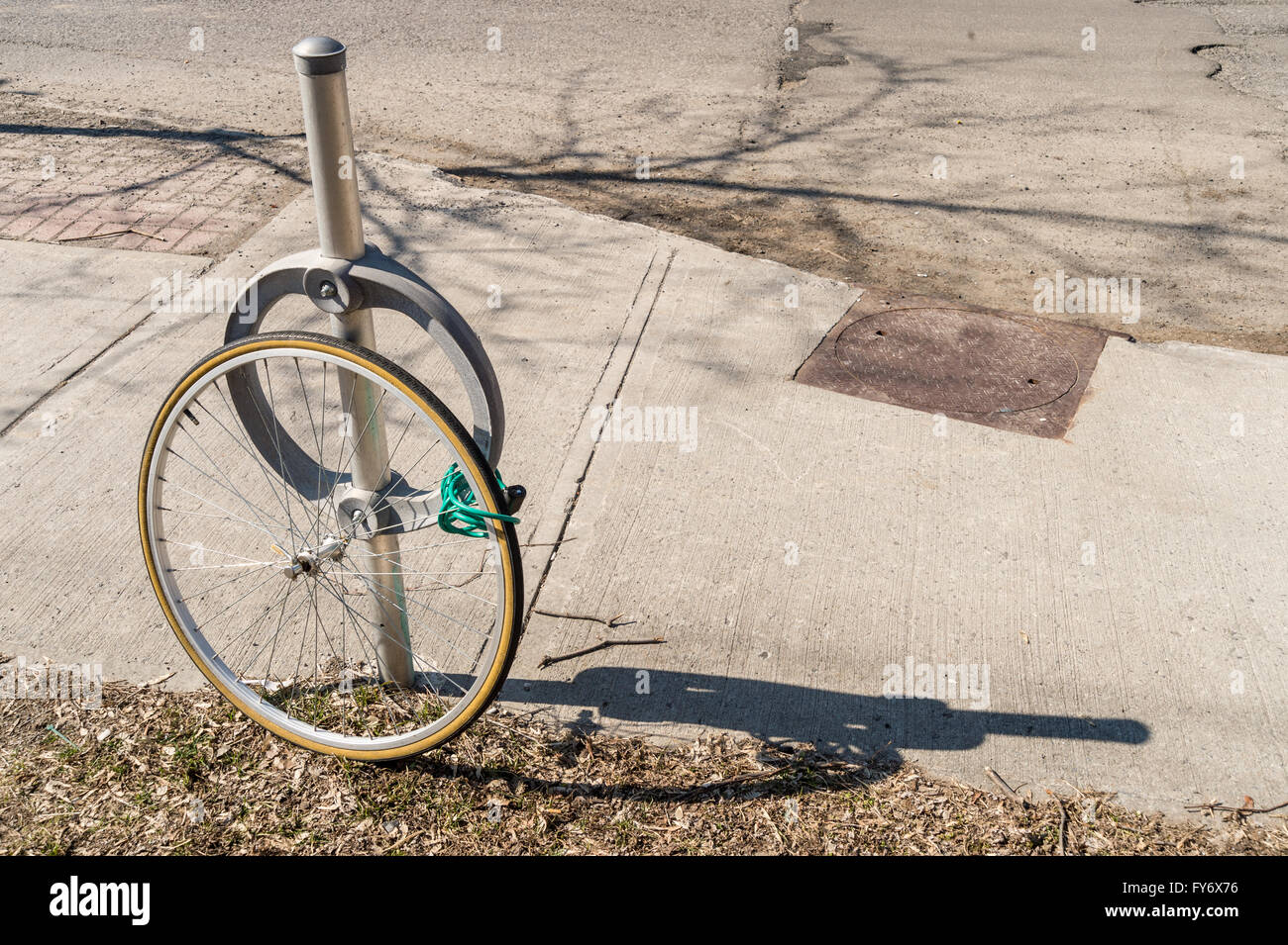 Fahrraddiebstahl mit gesperrten Rad in Ottawa, Kanada Stockfoto