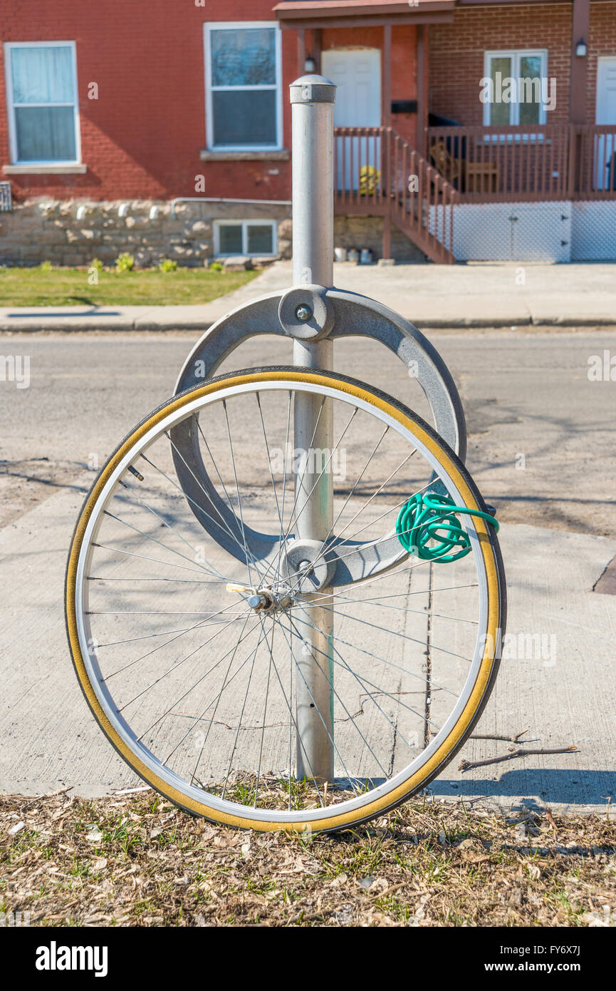 Fahrraddiebstahl mit gesperrten Rad in Ottawa, Kanada (Vintage-Filter) Stockfoto