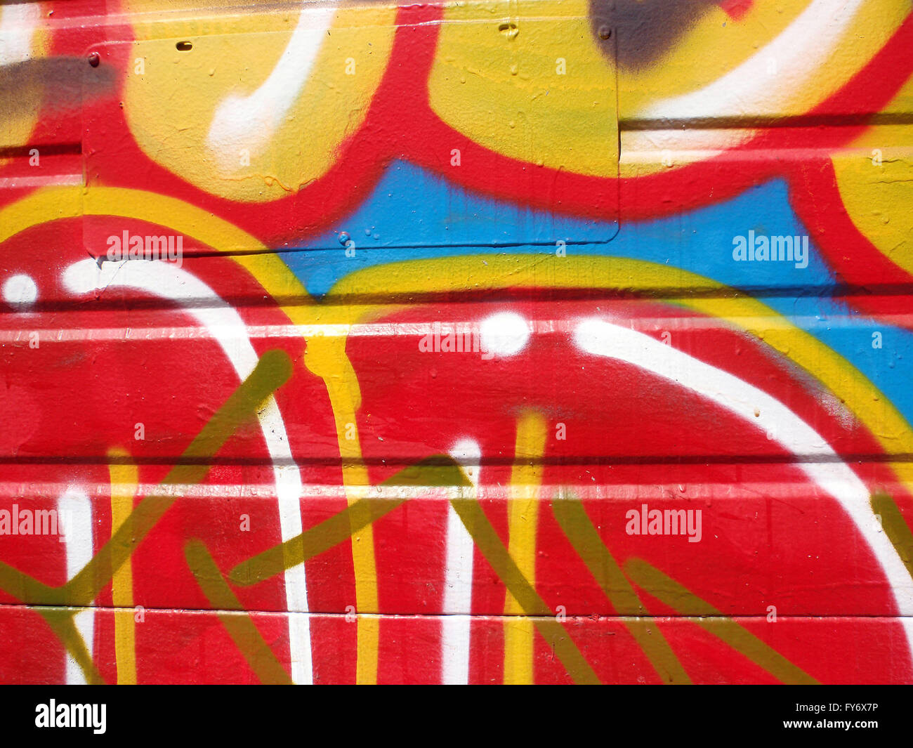 Graffiti malen Nahaufnahme Blase Buchstaben mit neuen Graffiti gesprüht an der Spitze. Stockfoto