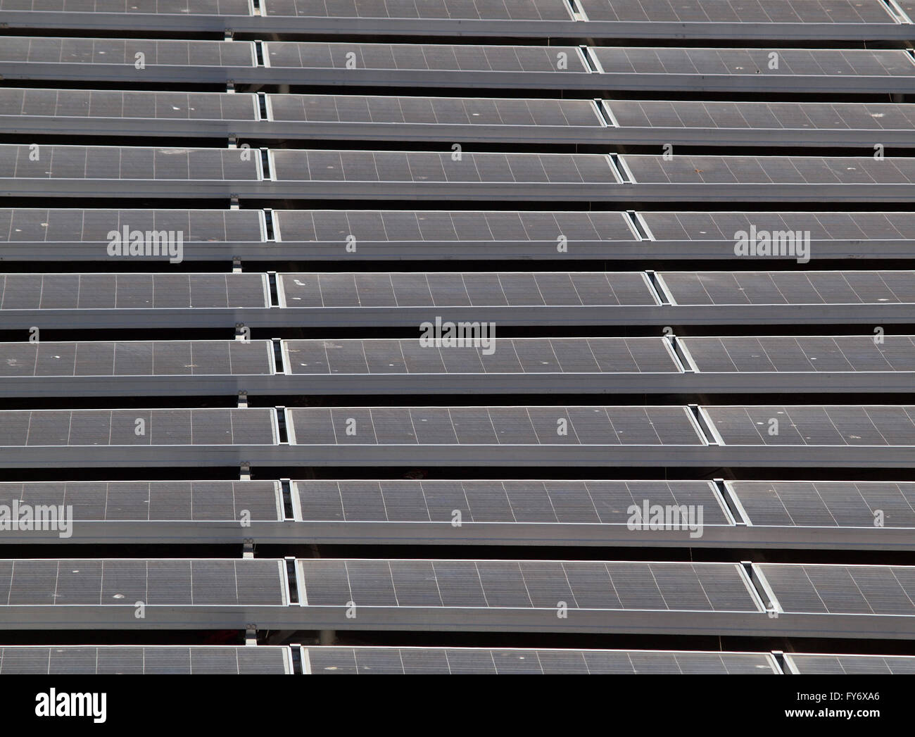Flachdach-Top Solar-Panel erstreckt sich in der Ferne auf einem Baseball-Baseballstadion-Büro.  Kleine Stücke von Vogel-Dropings können Stockfoto
