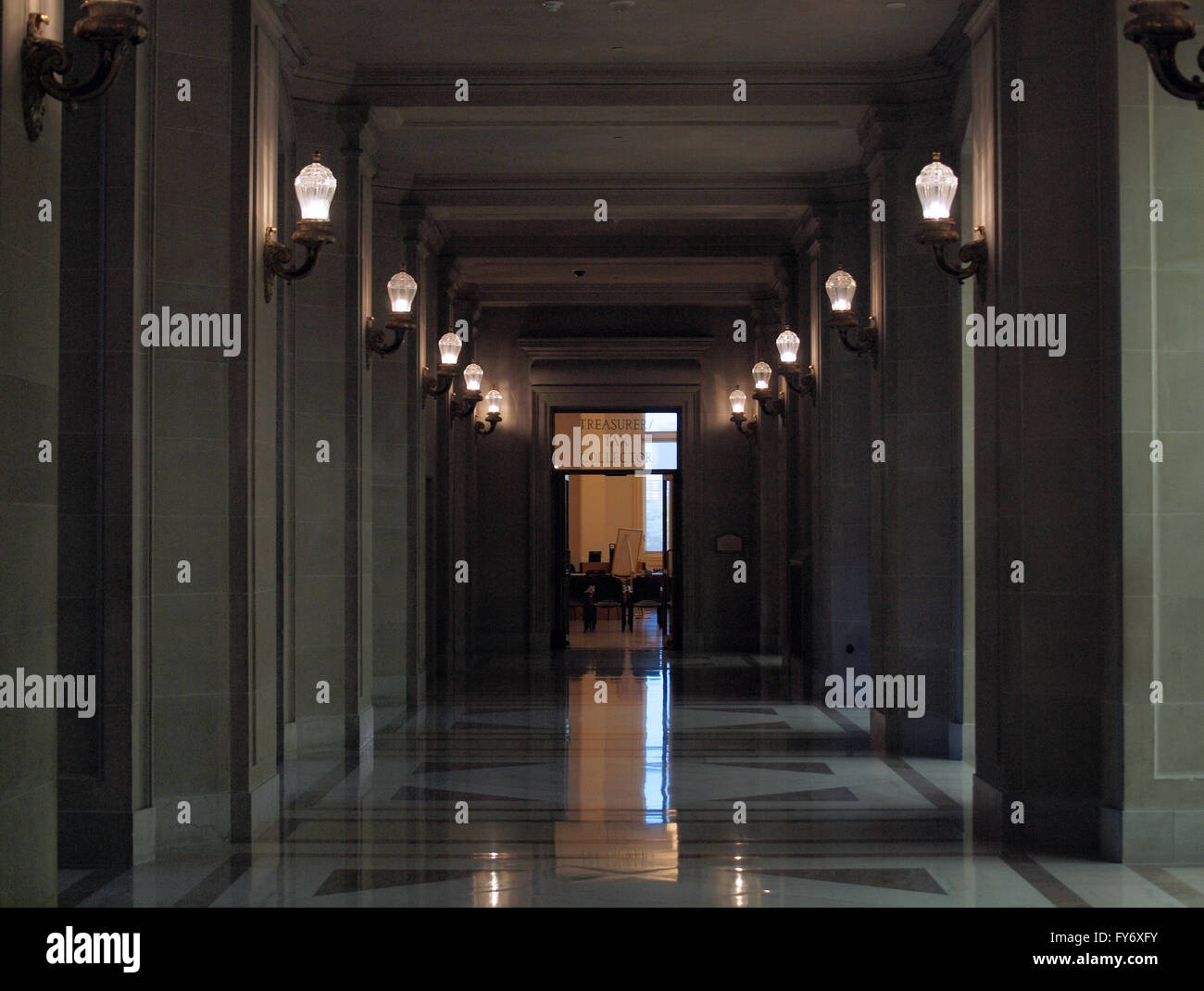 Langen, dunklen Halle zum Schatz / Zöllner in San Francisco City Hall Gebäude. Stockfoto