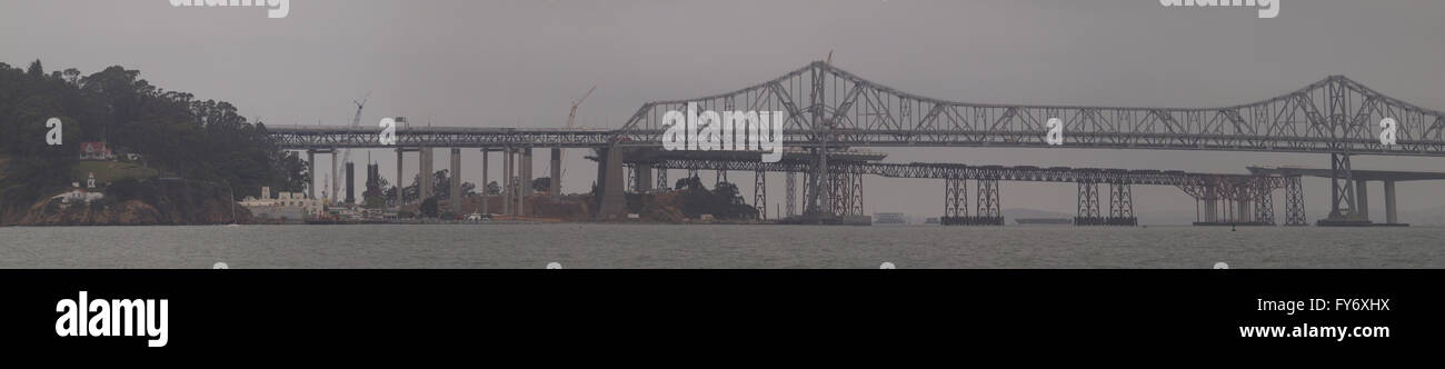 Oakland-Seite der Bay Bridge mit neuen Brücke dahinter Panorama an einem nebeligen Tag mit Yerba Buena Insel Aslo vorgestellt Stockfoto