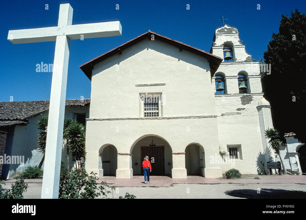 Diese Adobe-Kirche wurde im Dauereinsatz seit 1812 und ist das Herzstück der alten Mission San Juan Bautista, die 1797 von spanischen Missionaren gegründet wurde. Benannt nach Johannes den Täufer, wurde 15. in der Kette von 21 California Missionen nach oben und unten den Staat gegründet, um Spaniens Gebiet zu erweitern und die Indianer zum Christentum zu bekehren. Die Kirche ersetzt das originale ein, das durch ein Erdbeben von der berüchtigten San-Andreas-Verwerfung ruiniert wurde, die unter den Auftrag ausgeführt wird. Katholische Messe ist täglich in der Mission gehalten worden, seit seiner Gründung vor mehr als zwei Jahrhunderten. Stockfoto