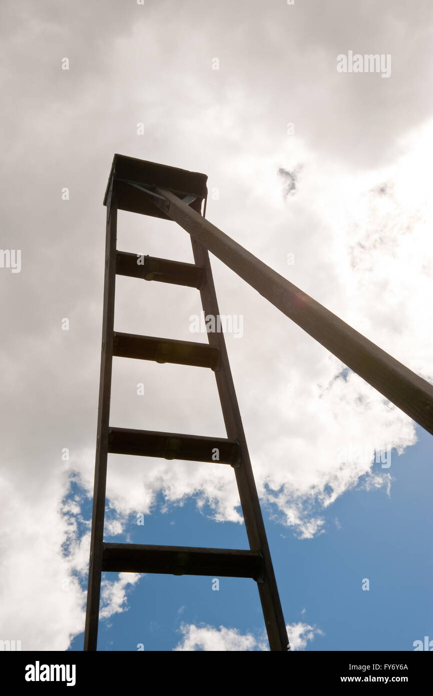 Leiter und Himmel Hintergrund Stockfoto