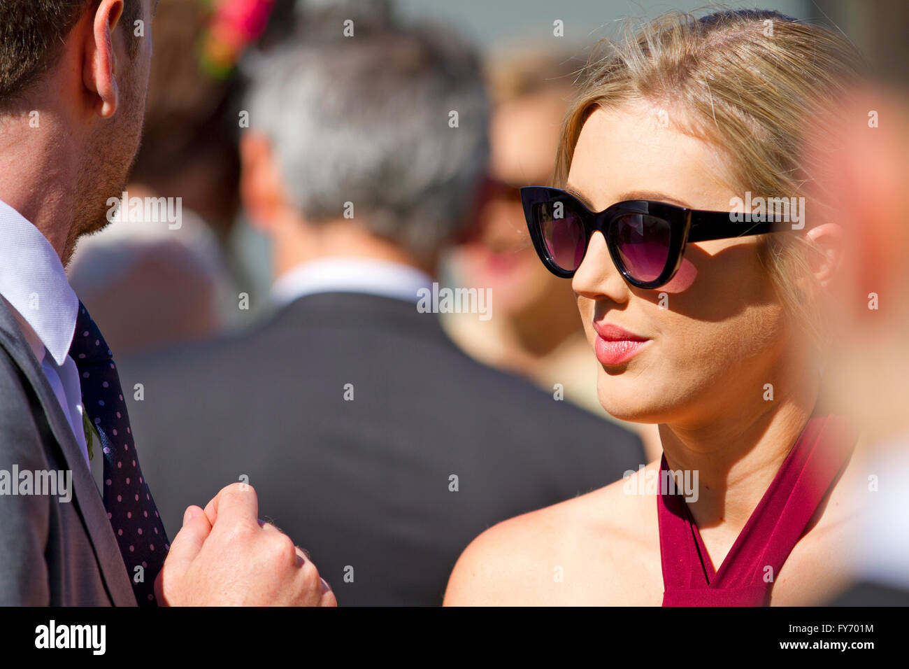 Hochzeit Gäste, hübsche Frau mit Sonnenbrille Stockfoto