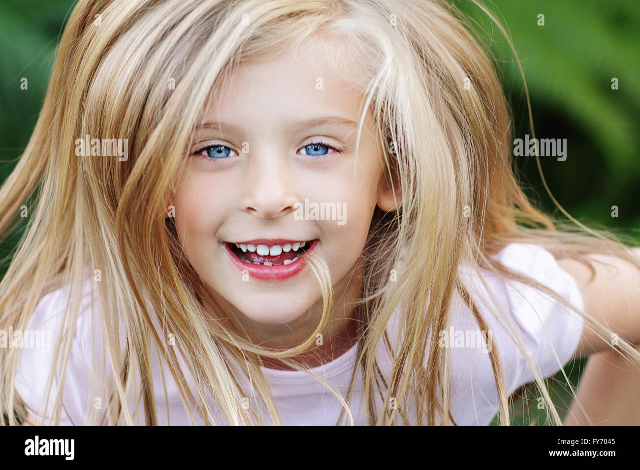 Blond blaue augen mädchen blaue augen