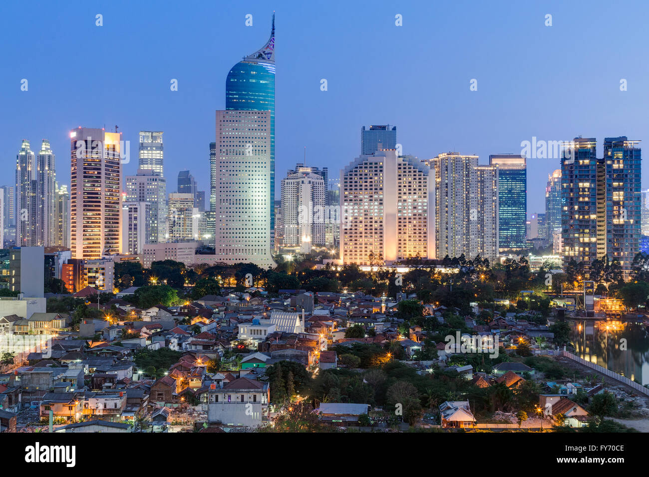 Jakarta, die Skyline mit Hochhäusern bei Sonnenuntergang Innenstadt Stockfoto